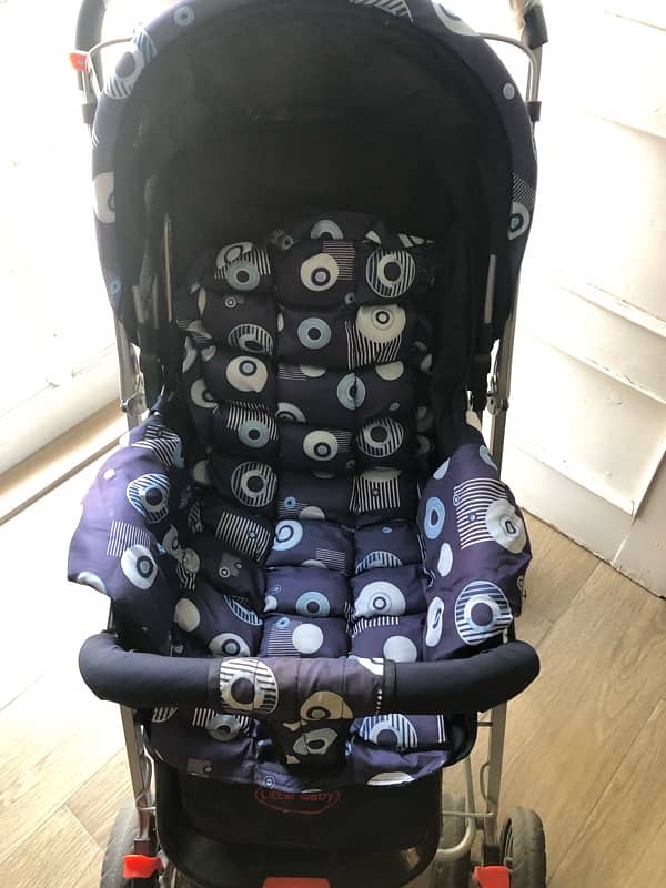 Stroller, Bath tub, Car seat and baby cot for sale 4