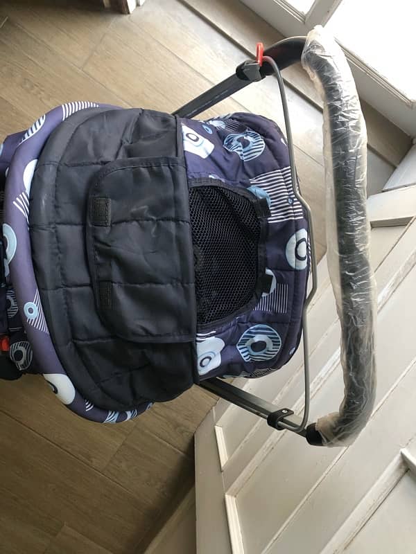 Stroller, Bath tub, Car seat and baby cot for sale 5