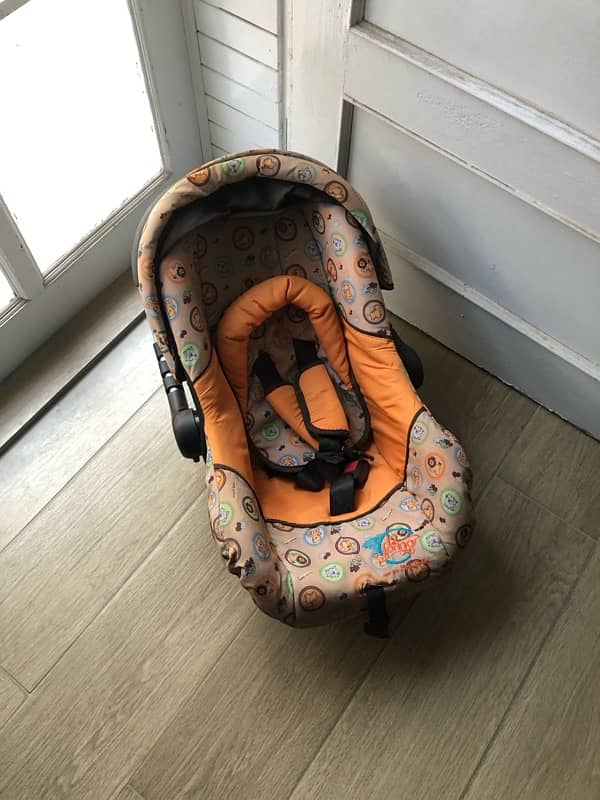 Stroller, Bath tub, Car seat and baby cot for sale 10