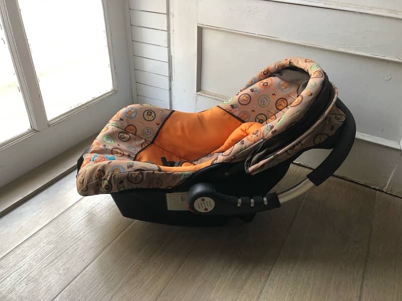 Stroller, Bath tub, Car seat and baby cot for sale 11