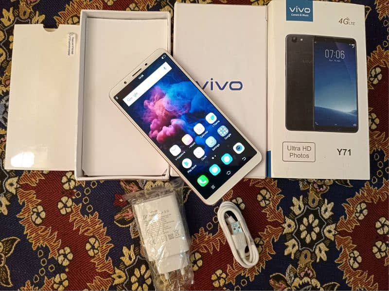 mobile Vivo y71, complte Box charger, like new 0