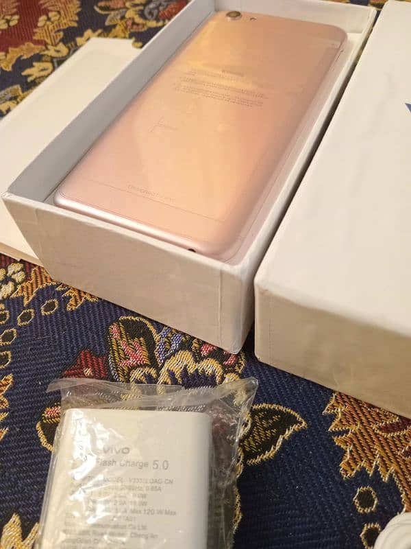 mobile Vivo y71, complte Box charger, like new 1