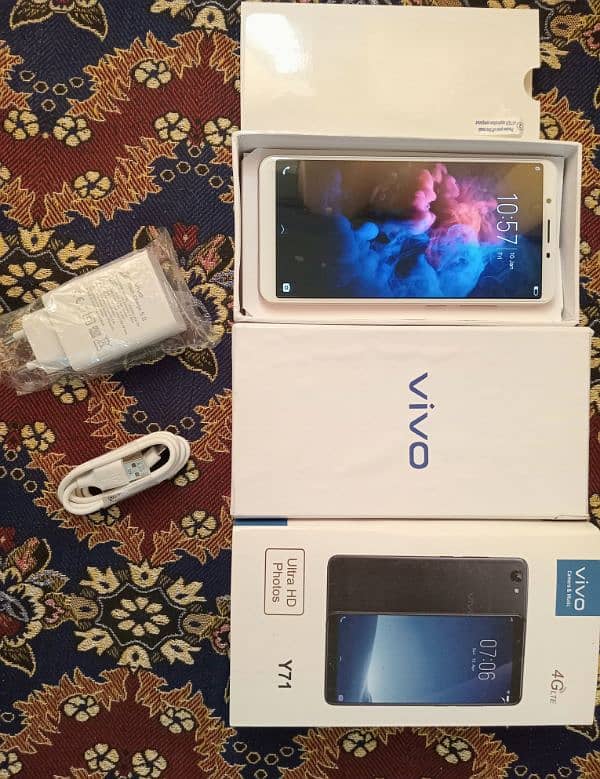 mobile Vivo y71, complte Box charger, like new 2