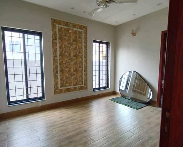 Ideally Located House Of 10 Marla Is Available For sale In Lahore 8