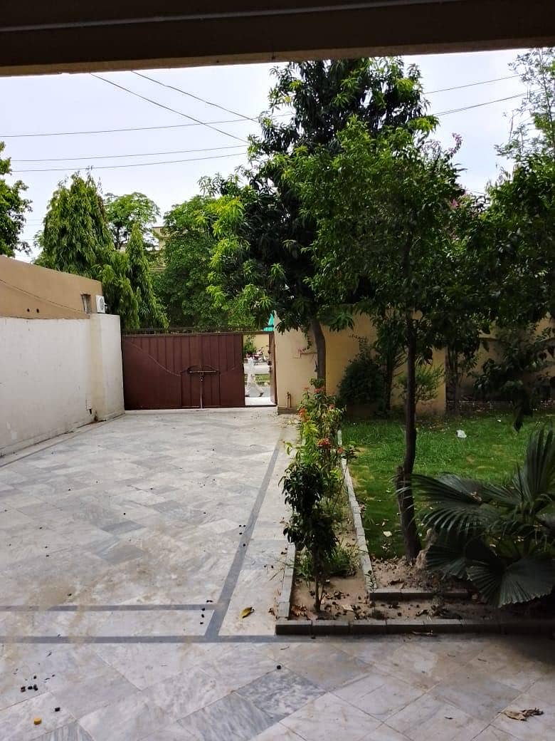 Johar Town 1 Kanal Double Storey House Tile Floor 6 Bedroom Best For IT Office &Amp;Amp; ETC 0