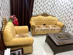 For Sale Sofa Set in New condition 3+2+1 and Center table