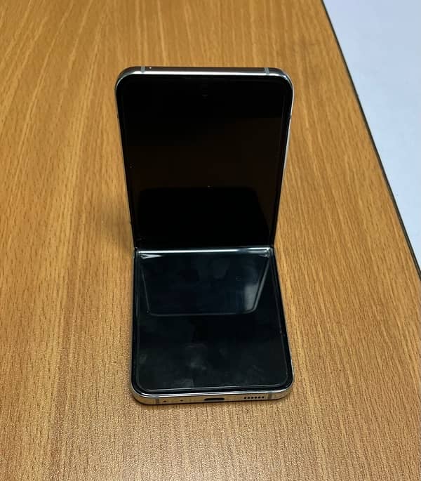 Samsung Z Flip 5 || Just Like New 10/10 Condition 4