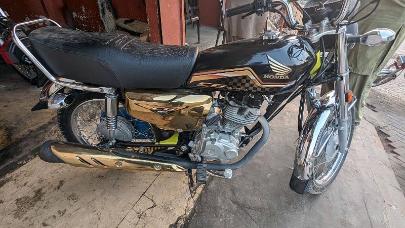 Honda CG 125 2024 special edition gold 5