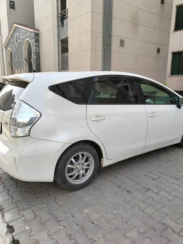 Toyota Prius Alpha 2012 8