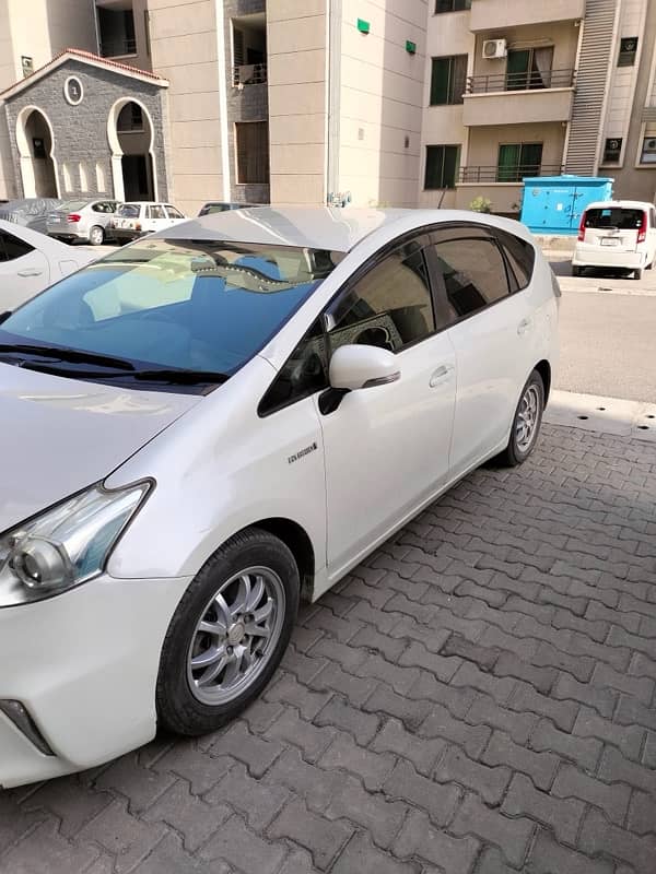 Toyota Prius Alpha 2012 10