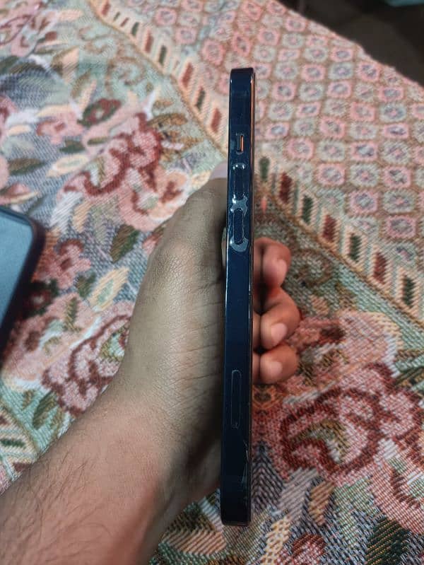 iphone 13 condition 10/10 used for 1 week 4