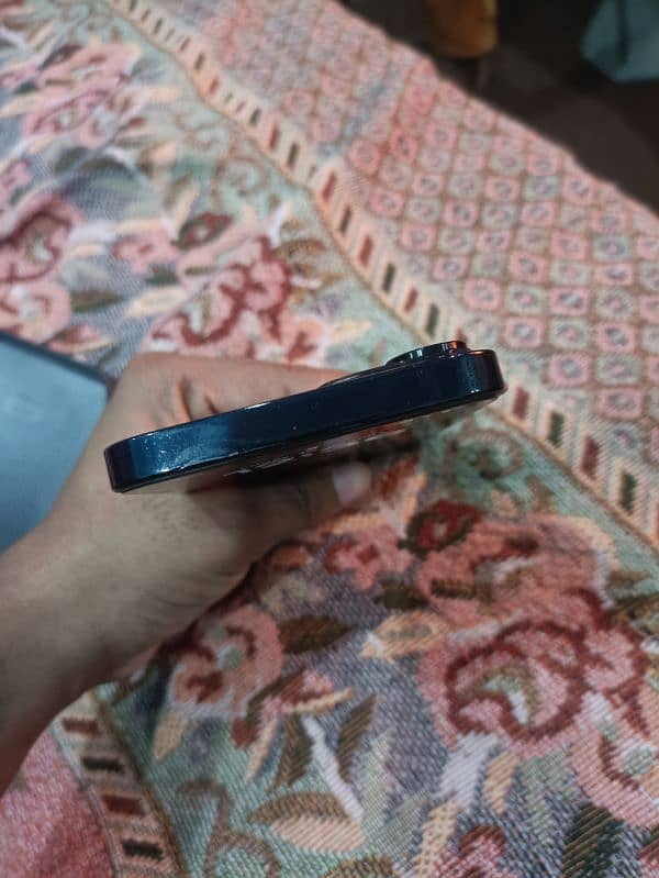 iphone 13 condition 10/10 used for 1 week 5