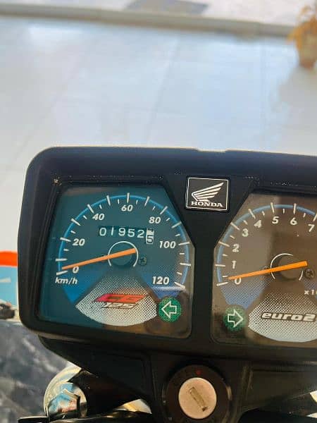 honda 125 model 2022 new condition like zero meter totel drive 2000 km 2