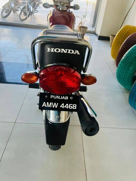 honda 125 model 2022 new condition like zero meter totel drive 2000 km 3