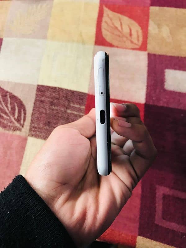 I am selling my Google pixel 3xl 10/10 condition 4