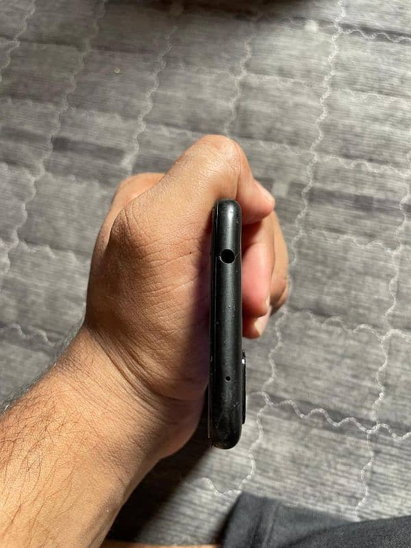 pixel 4a hy panel tot gya hy Baki phone okay hy 2