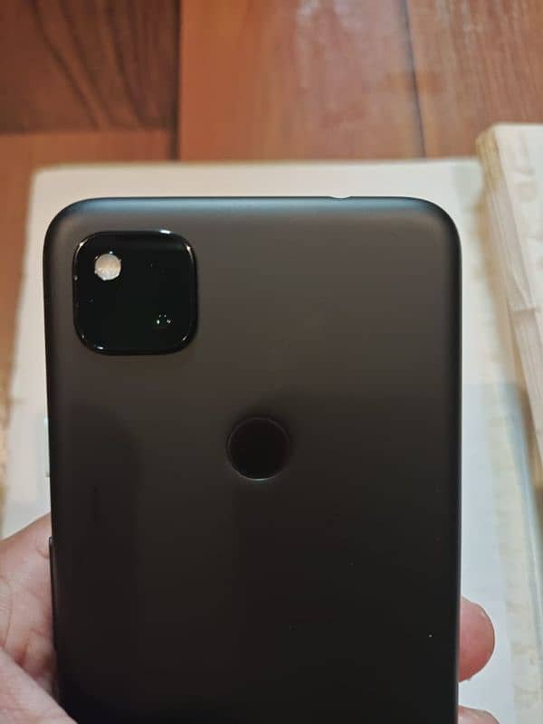 pixel 4a hy panel tot gya hy Baki phone okay hy 5