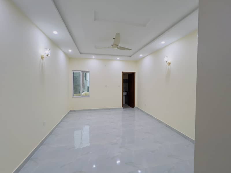 Prime 5 Marla Family Home in Johar Town - Close to All Amenities Emporium Mall 12