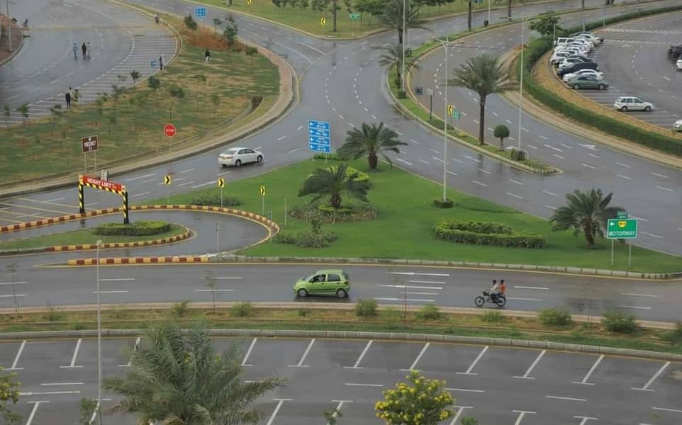 Plot#78 ,10 marla plot main boulevard open form johar block in bahria town lahore 0