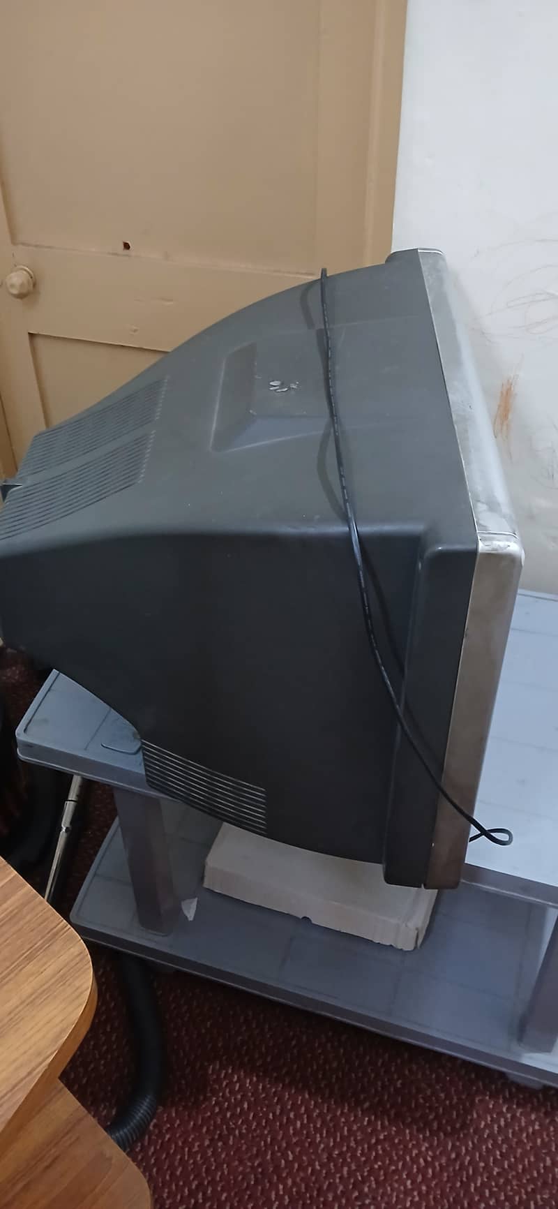 TV in good condition 4