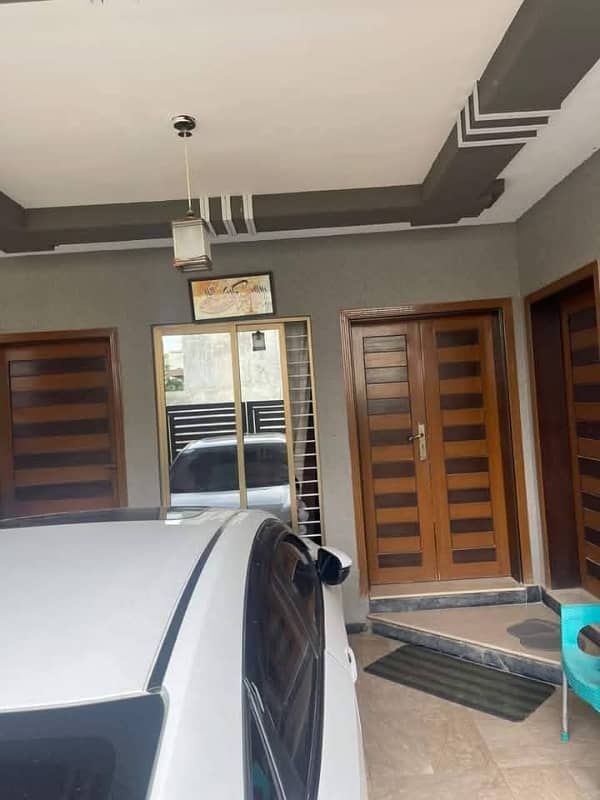 7.5 Marla Beautiful Owner Build House Available For Sale In Johar Town 0