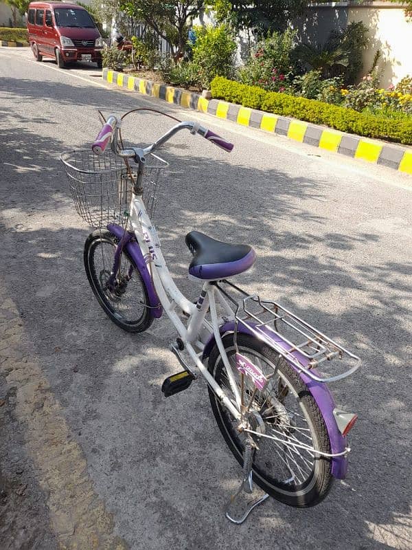 girls cycle in best condition 1