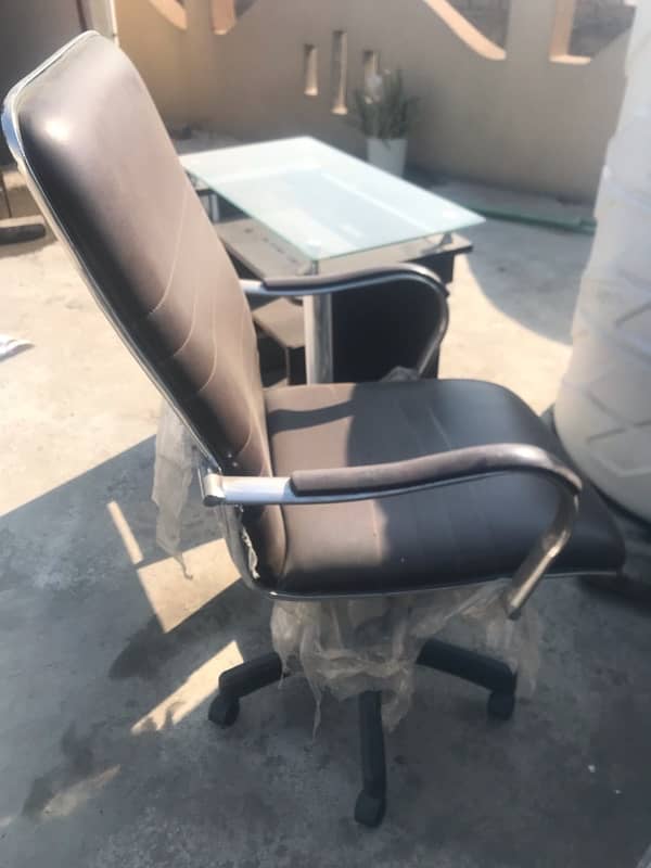 Office Table and Chair for sale 0