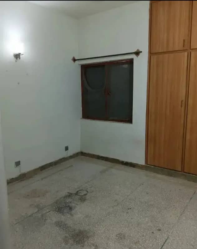 G11/4 E type flat For Rent First floor only family 2