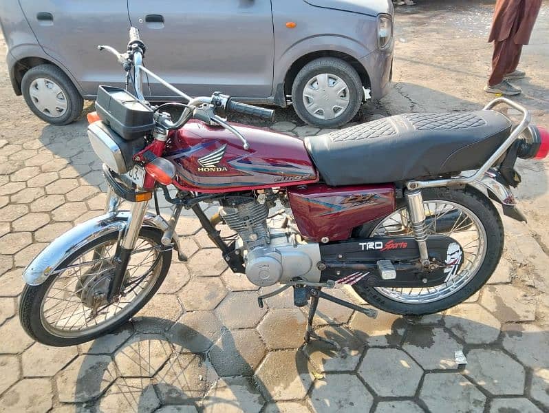 Honda 125 2016 model sale. engine bi  bilkul ok ha 0