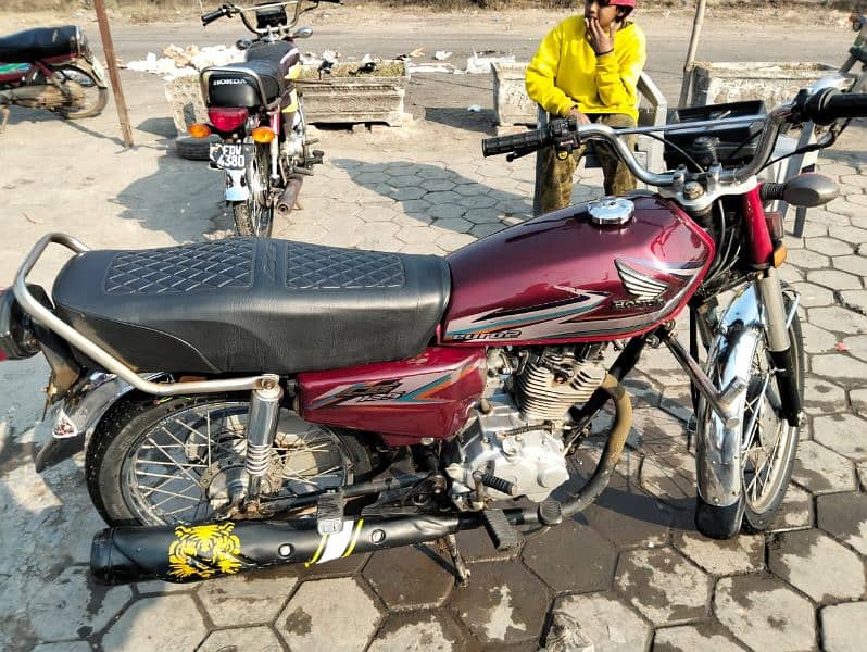 Honda 125 2016 model sale. engine bi  bilkul ok ha 1