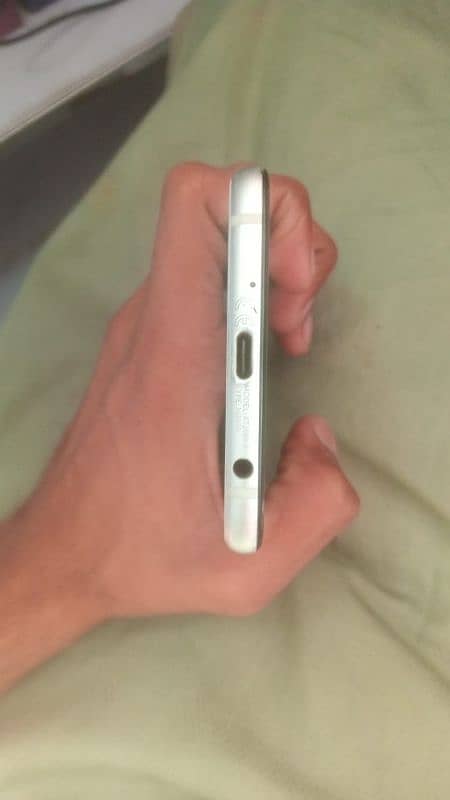 moto Z4 condition 9/10 colour white 4/128Gb not-pta 1