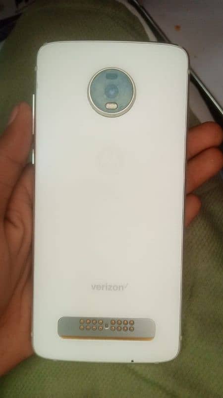 moto Z4 condition 9/10 colour white 4/128Gb not-pta 5