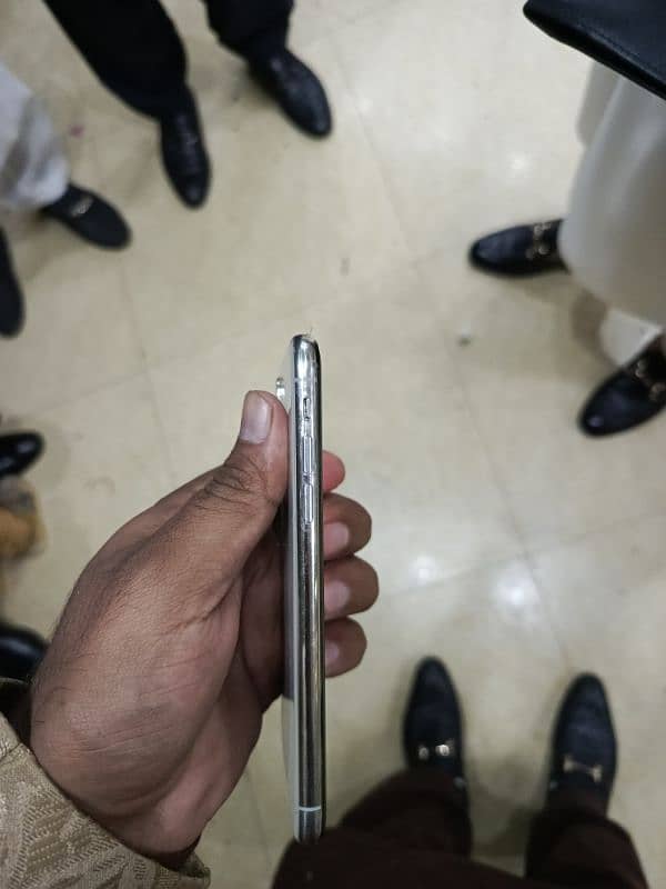 iPhone XS 256 all ok non PTA price 50000 hai raabta number 03074226918 4