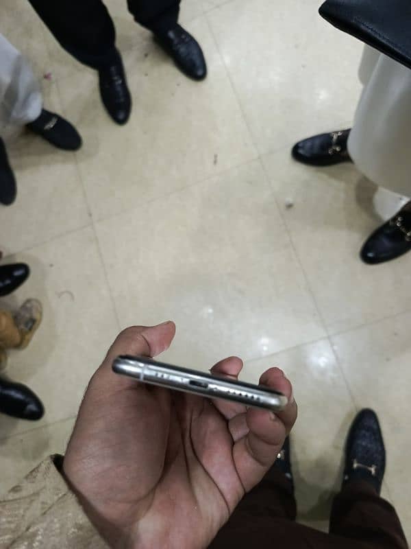 iPhone XS 256 all ok non PTA price 50000 hai raabta number 03074226918 5