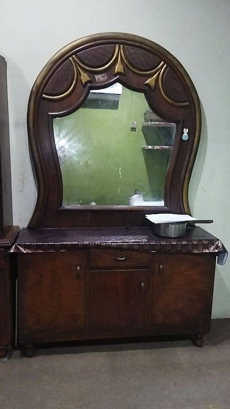 dressing table and showcase 0