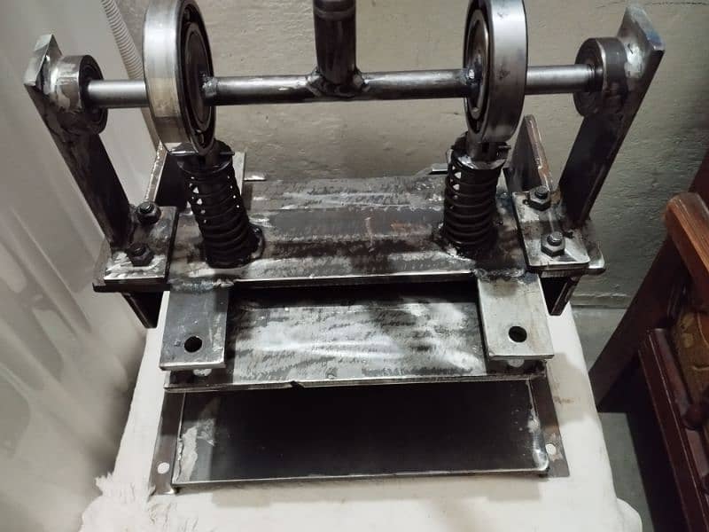 manual cutting press for leather and chapal 3