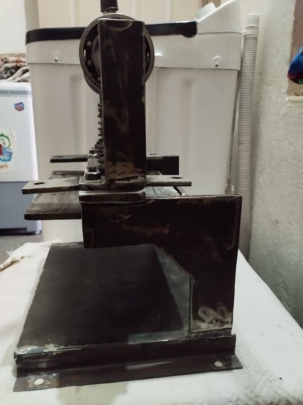 manual cutting press for leather and chapal 4