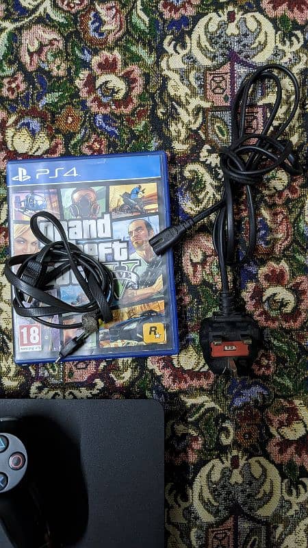 ps4 slim 500gb with 2 controllers and GTA 5 2