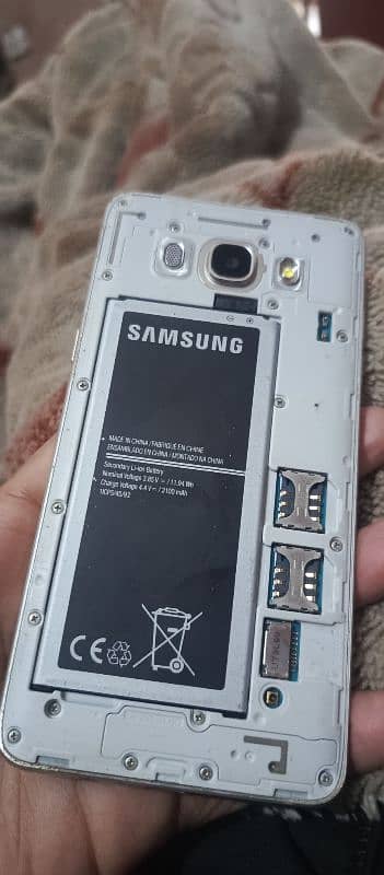 Samsung Galaxy J516 1