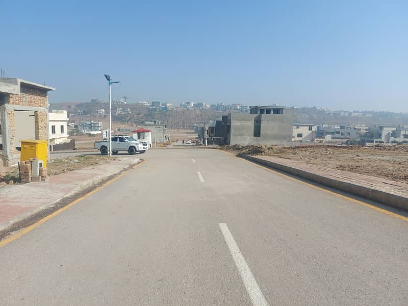 1 Kanal Pair Plots in Bahria Town Phase 8 Overseas 5, Prime Location Opposite DHA 4 6