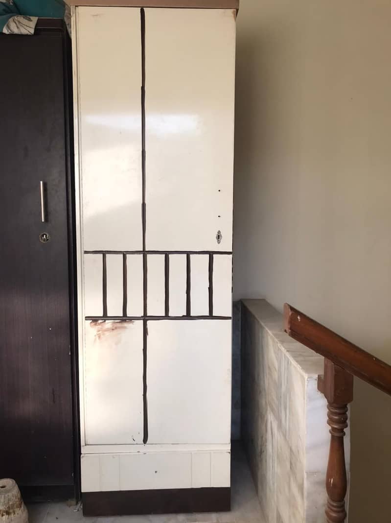 Used wardrobe best in condition made of ply in low price single almar 2