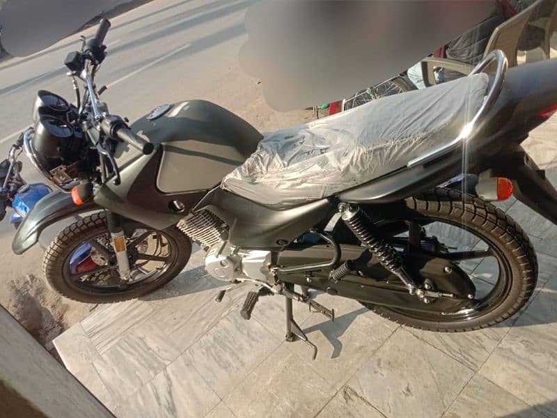 YAMAHA YBR125-G-2025 1