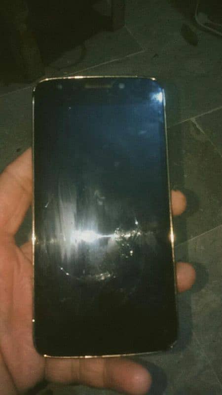 Motorola e4 ha panel thoda sa Karak ha par condition ach ha 0