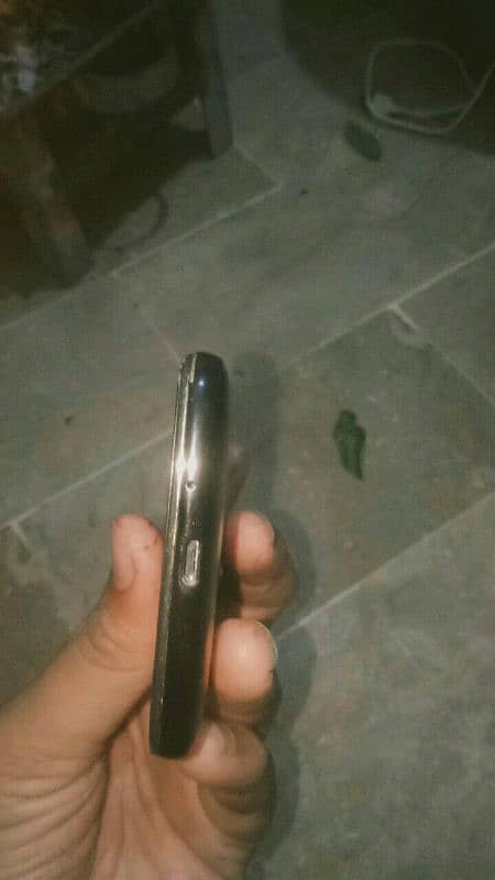 Motorola e4 ha panel thoda sa Karak ha par condition ach ha 2