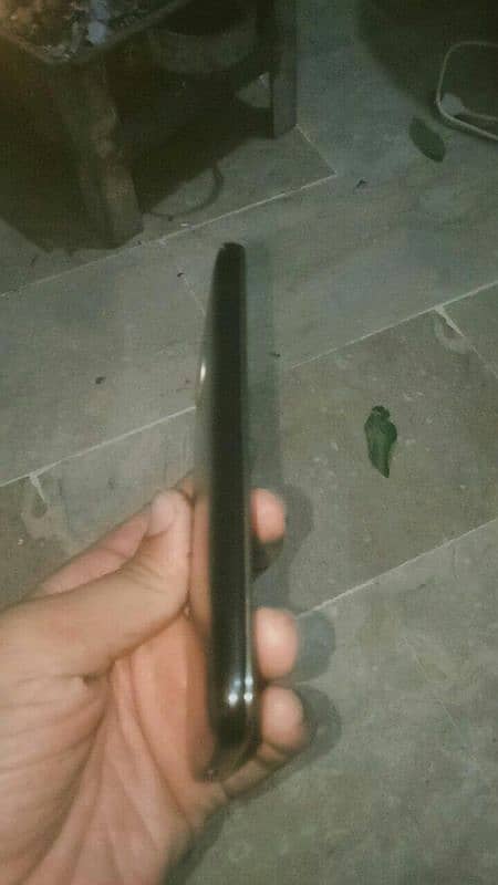 Motorola e4 ha panel thoda sa Karak ha par condition ach ha 4