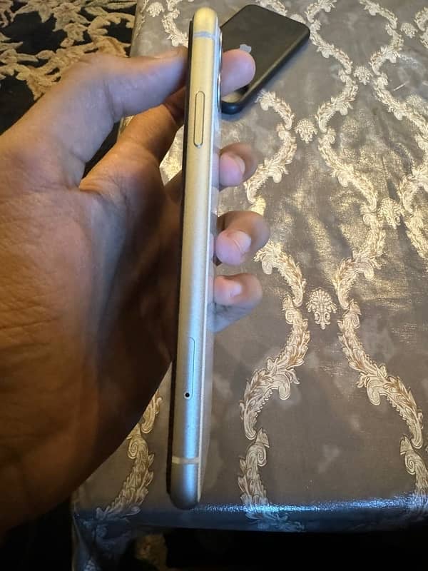 iphone 11  pta dual sim with box 6