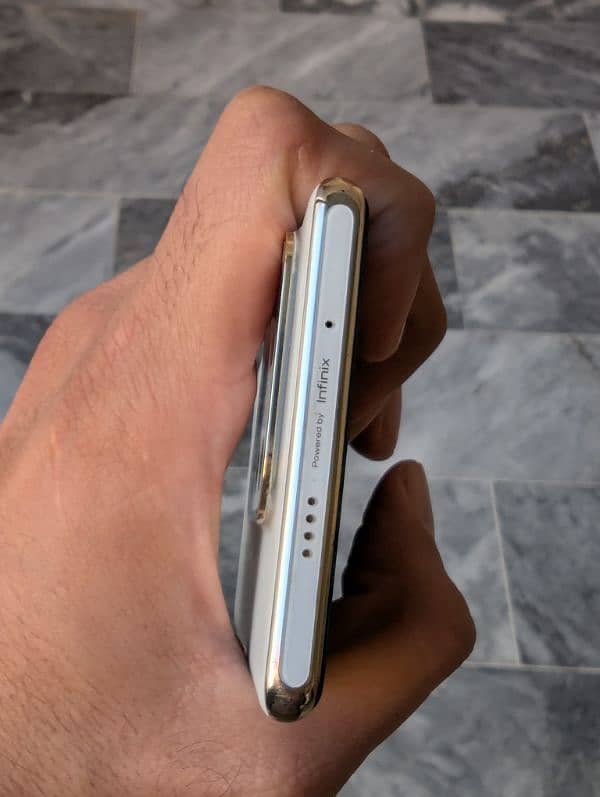 Infinix zero 30 White color 256 GB 4