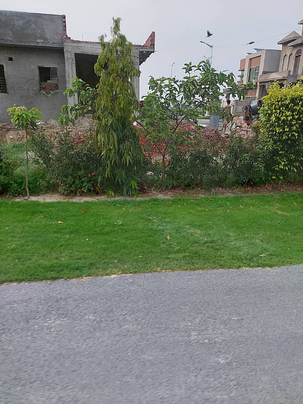 9 marla plot for sale in E block bankers Avenue cooperative Housing society bedian road lhr 0