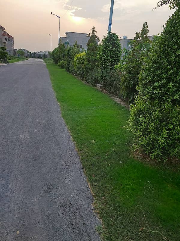 9 marla plot for sale in E block bankers Avenue cooperative Housing society bedian road lhr 1