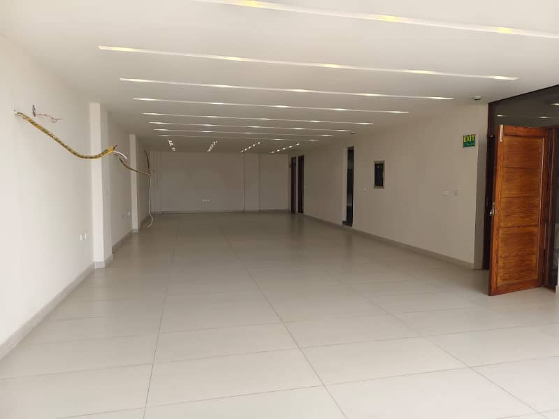 HOT LOCATION COMMERCIAL 8 MARLA FLOOR AVAILABLE FOR RENT 5